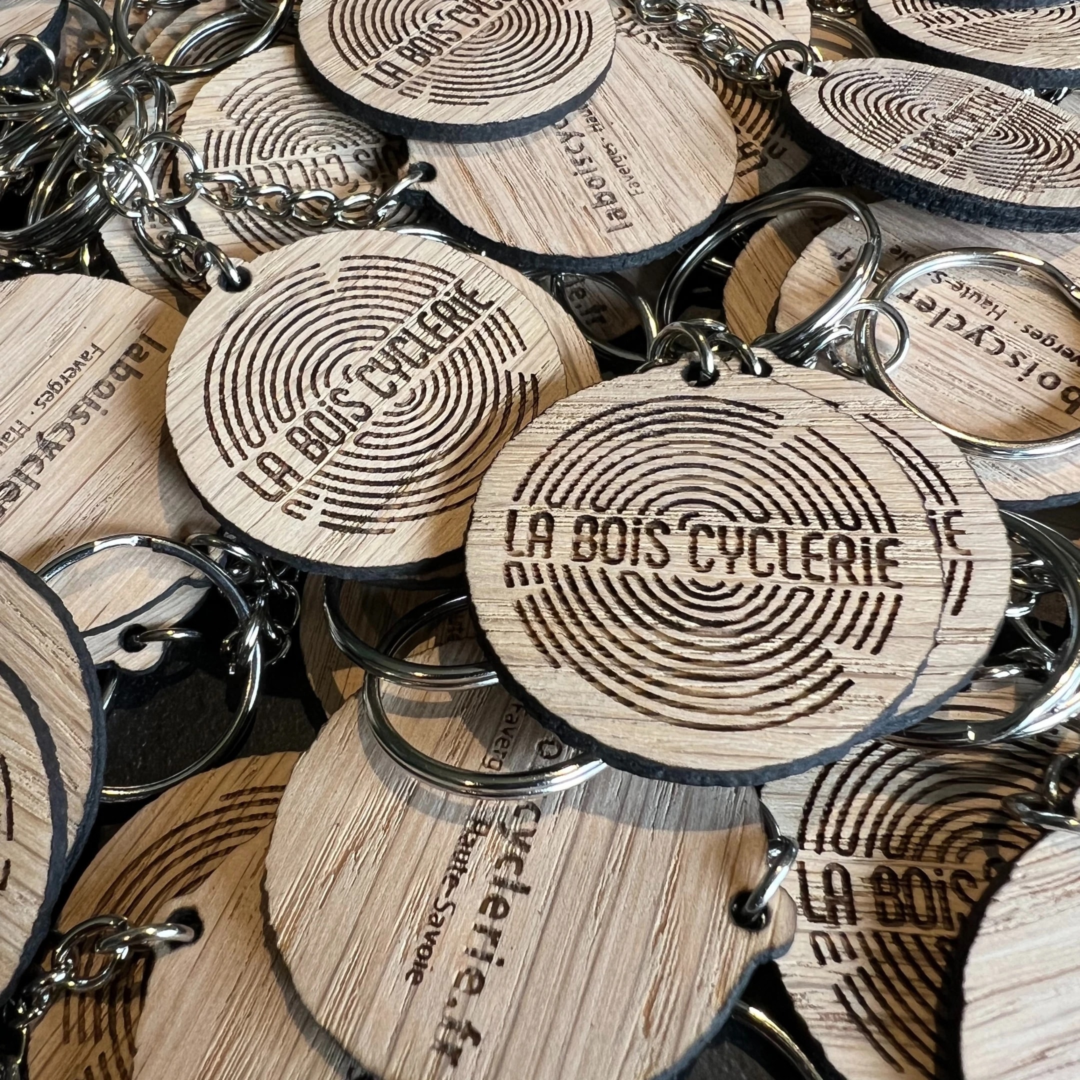 Porte clés en bois personnalisables. Goodies durables en bois sur mesure. Objet de communication écoresponsable.