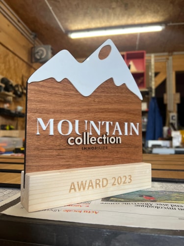 Trophée durable en bois entreprise sur mesure. Récompense podium personnalisable fabriquée en Savoie
