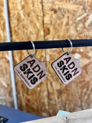 Porte clés en bois sur mesure. Goodies durables en bois personnalisables. Objet de communication écoresponsable.