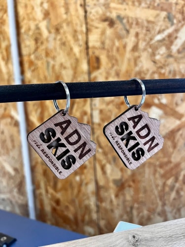 Porte clés en bois sur mesure. Goodies durables en bois personnalisables. Objet de communication écoresponsable.