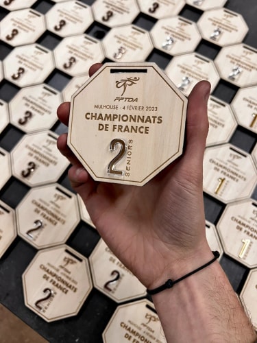 Médaille en bois sur mesure. Médailles responsables et durable made in France. Récompenses écoresponsables fabriquées en Savoie