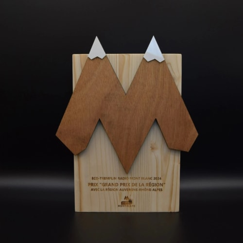Trophée en bois personnalisable fabriqué en Savoie. Trophée durable pour course en bois. Récompense course sur mesure.