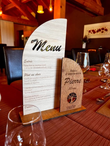 Menu de table en bois sur mesure. Menu restaurant en bois personnalisable. Signalétique de table en bois.
