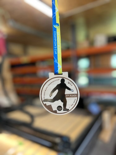 Médaille sportive en bois sur mesure. Récompense football en bois personnalisable. Médailles podium bois.