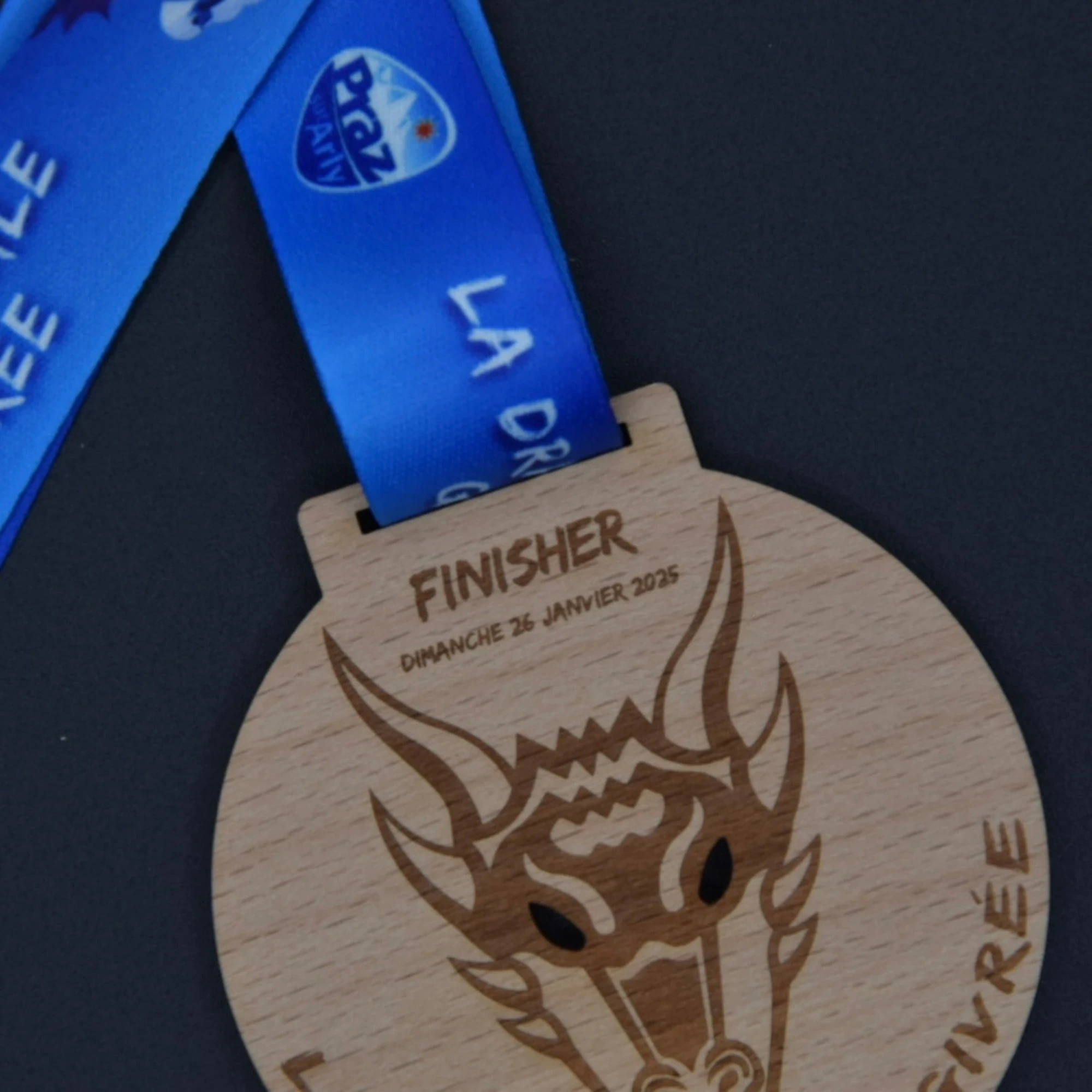 médaille en bois la dragonale givrée praz sur arly médaille dragon sur mesure médaille en bois fabriquée en France atelier en Savoie