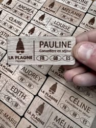 Badge aimanté en bois personnalisable. Badge en bois sur mesure. Etiquette nom personnalisée en bois.