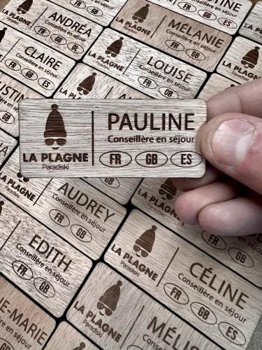 Badge aimanté en bois personnalisable. Badge en bois sur mesure. Etiquette nom personnalisée en bois.