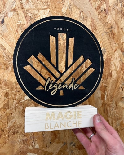 Trophée en bois teinté sur mesure pour récompense. Récompense podium personnalisée en bois fabriquée en Savoie.