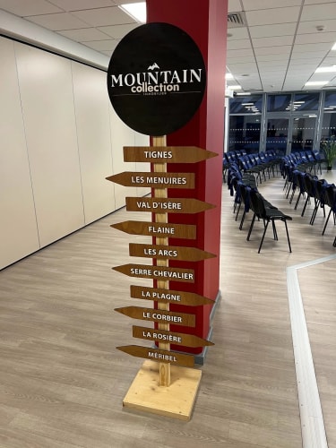 Totem signalétique en bois sur mesure fabriqué en Savoie. Signalétique en bois sur mesure