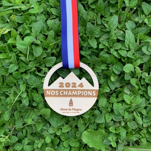 Médaille sport en bois personnalisable fabriquée en Savoie. Récompense sportive en bois sur mesure pour événement.