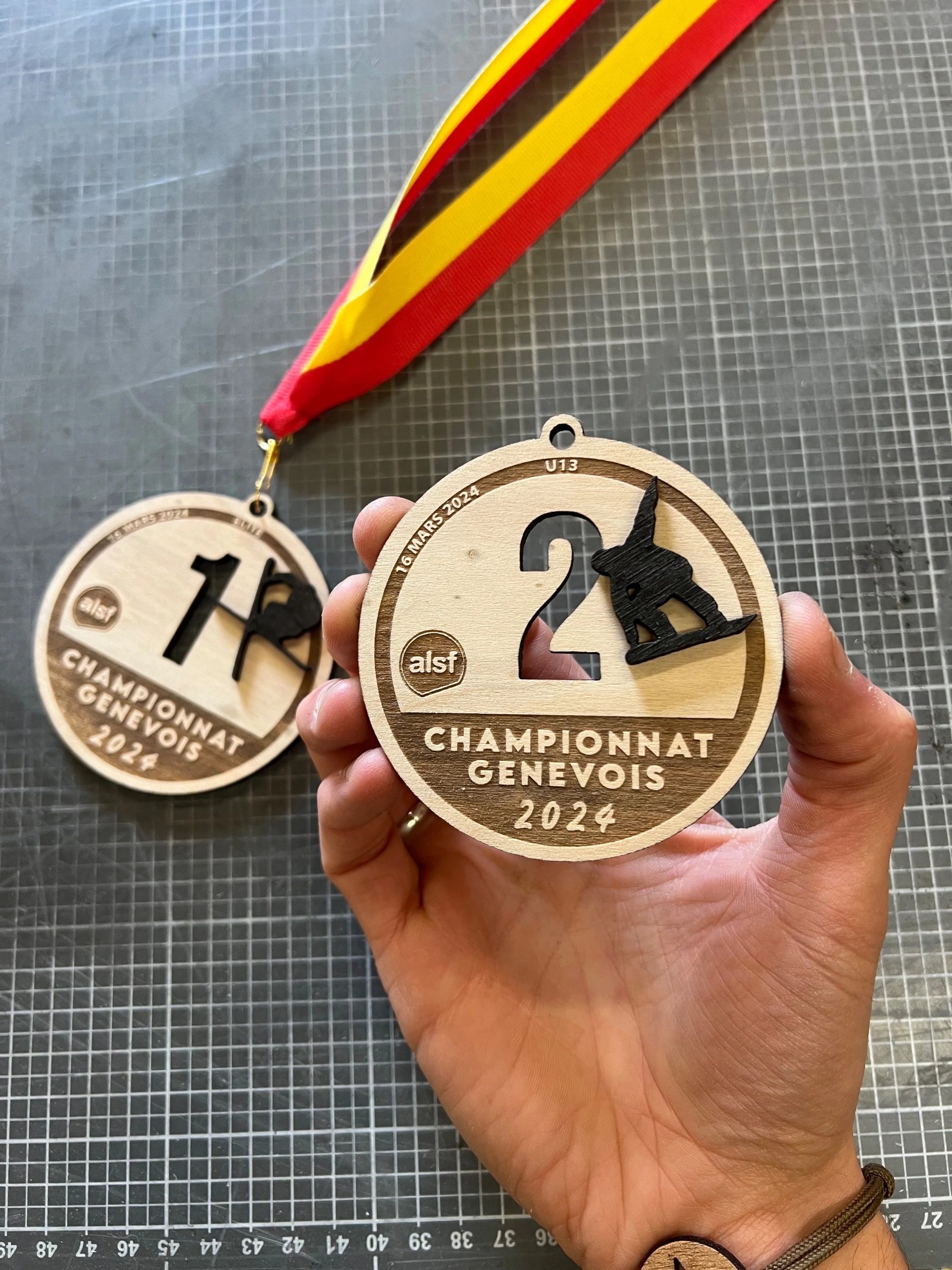 Médaille en bois sur mesure. Médailles responsables et durable made in France. Récompenses écoresponsables.