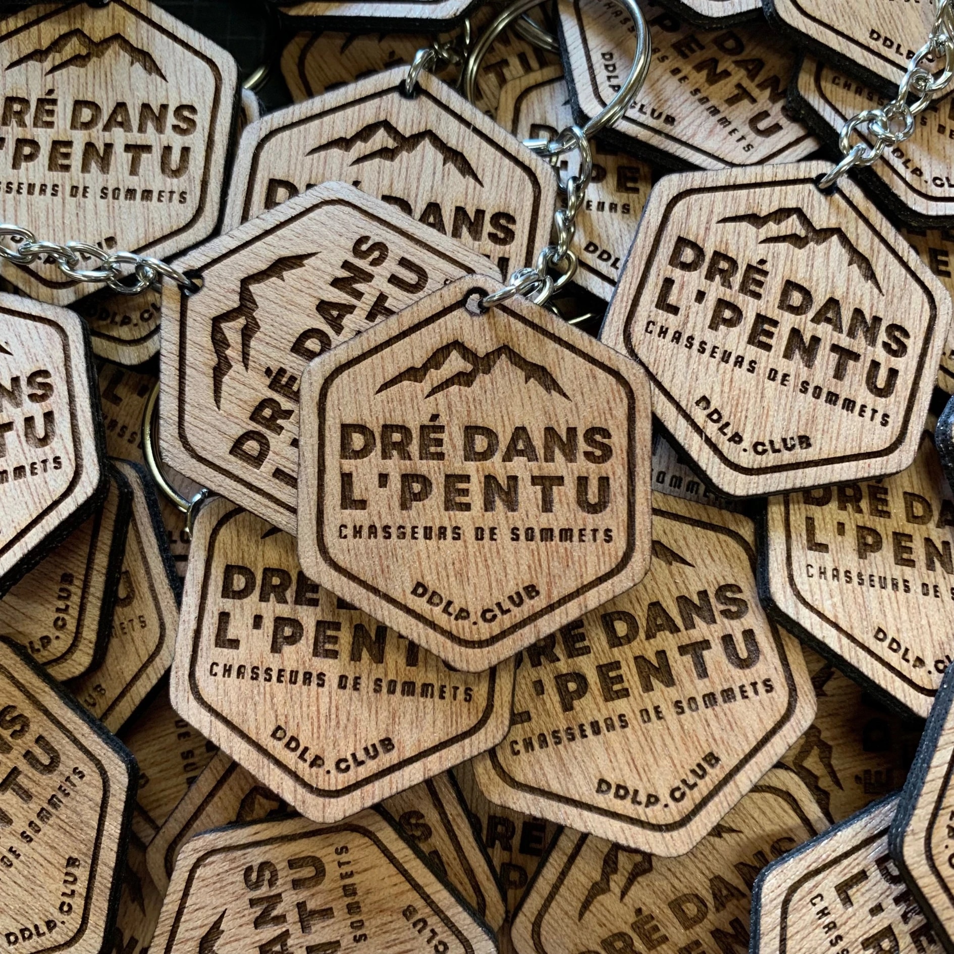 Porte clés en bois personnalisable. Goodies en bois sur mesure. Objet de communication écoresponsable. Cadeau entreprise responsable