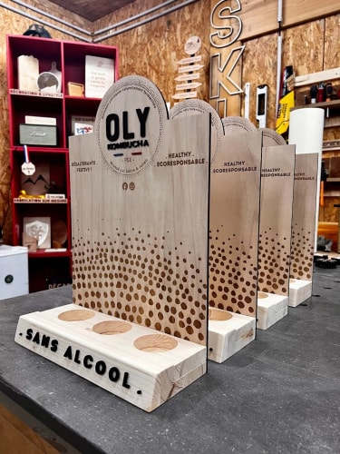 Présentoir bar sur mesure en bois durable fabriqué en Savoie. PLV personnalisable en bois pour bouteille. PLV bois.