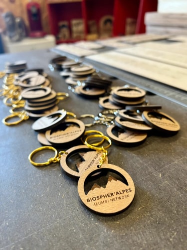 Porte-clés en bois sur mesure fabriqué en France. Goodies responsables made in France. Porte clés personnalisable en bois.