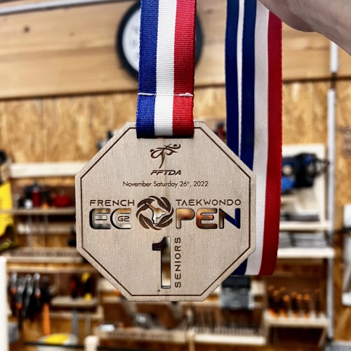 Médaille en bois sur mesure fabriquée en Savoie. Récompense course en bois personnalisable. Médailles écoresponsables.
