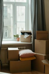 Des cartons de déménagement