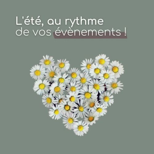 Un cœur formé de fleurs blanches avec des centres jaunes, accompagné du texte 'L'été, au rythme de vos événements !' sur un fond de couleur verte.