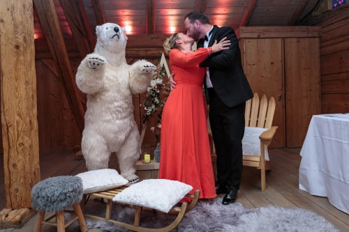 Un soudeur portant un casque de protection et des gants, concentré sur son travail, crée des étincelles et de la fumée en soudant une pièce métallique sur une table d'atelier.