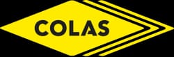 Logo de l'entreprise Colas, composé du nom écrit en lettres noires à l'intérieur d'un losange jaune stylisé se terminant par des lignes horizontales sur la droite.