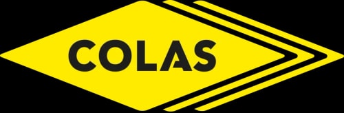 Logo de l'entreprise Colas, composé du nom écrit en lettres noires à l'intérieur d'un losange jaune stylisé se terminant par des lignes horizontales sur la droite.