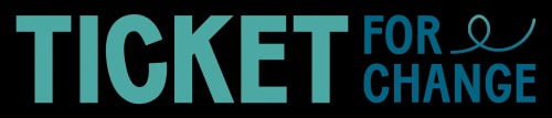 Logo de Ticket for Change avec le mot TICKET en lettres capitales bleu clair et FOR CHANGE en bleu foncé, surmonté d'une ligne courbée.