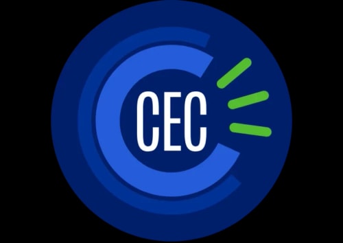 Logo circulaire bleu foncé avec un grand C stylisé en bleu clair et blanc, le texte blanc CEC et trois traits verts rayonnants sur le côté droit.