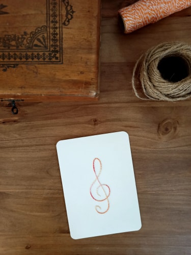 clé de sol · mini-broderie sur papier