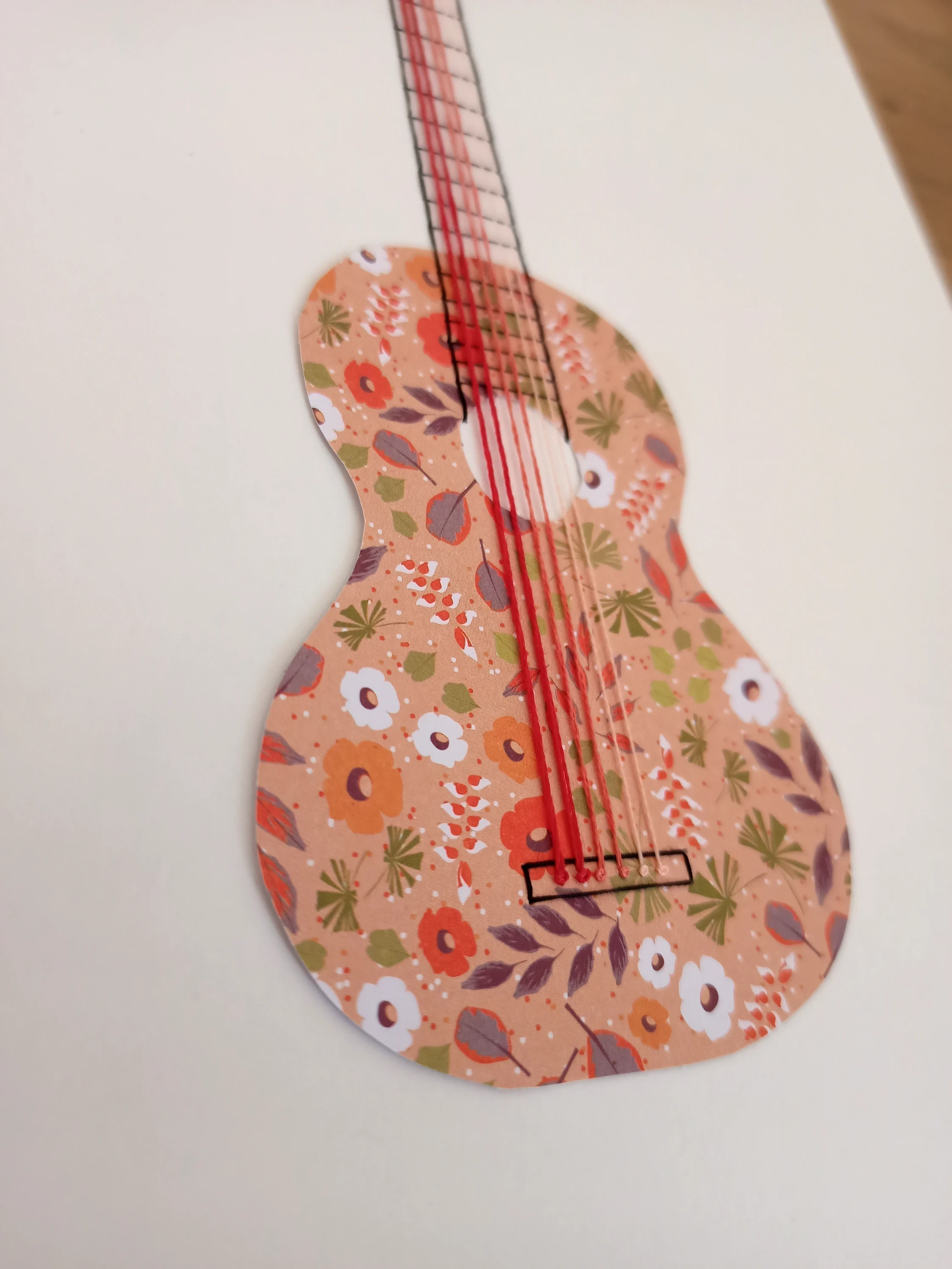 guitare fleurie · affiche brodée