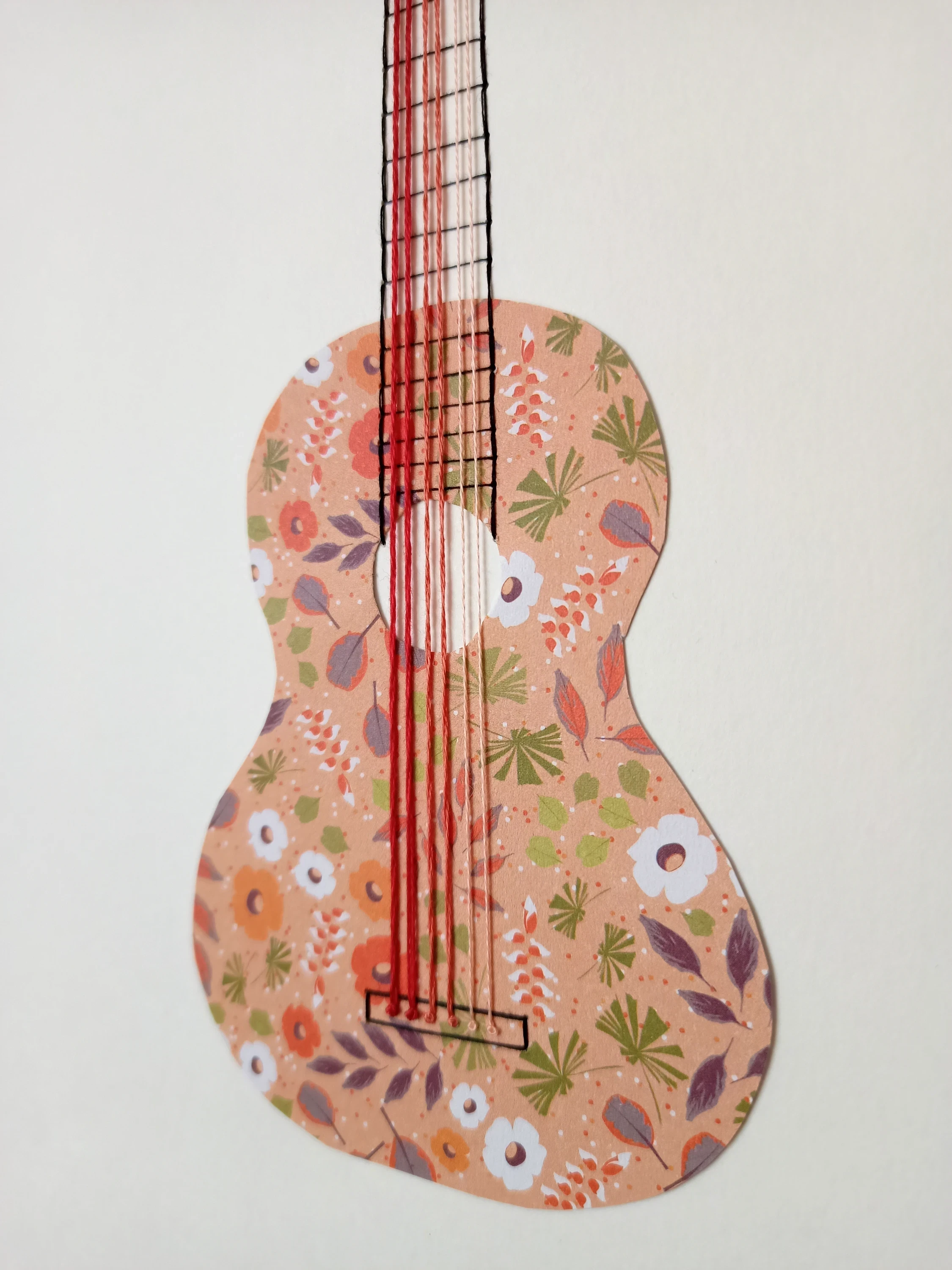 guitare fleurie · affiche brodée