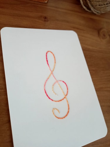 clé de sol · mini-broderie sur papier