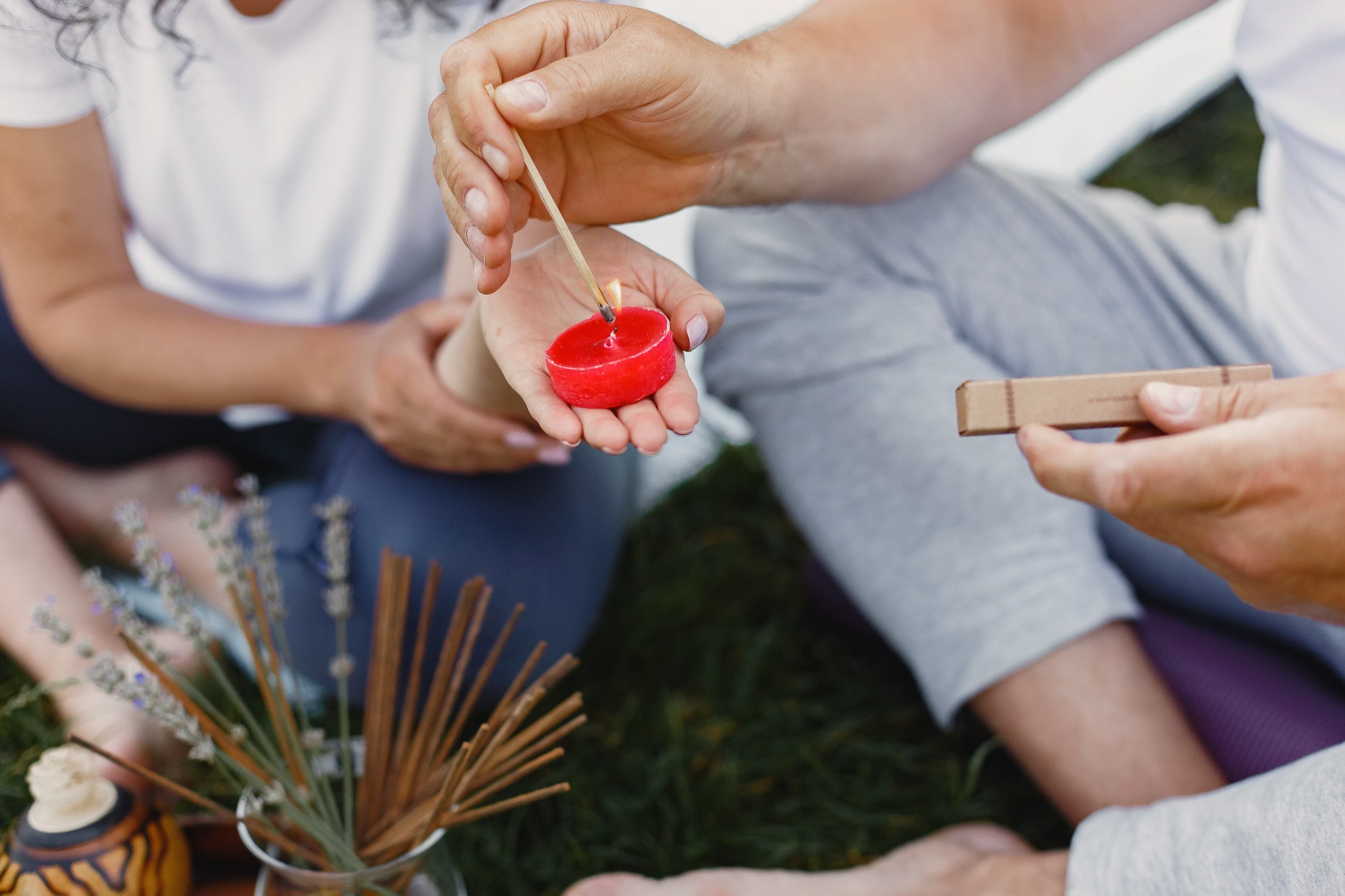 Bougies parfumées : un allié anti-moustiques naturel ?