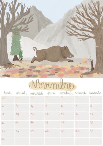 Calendrier illustré de novembre : un sanglier court dans un paysage montagneux enneigé, entouré d’arbres, avec des dates en grille.