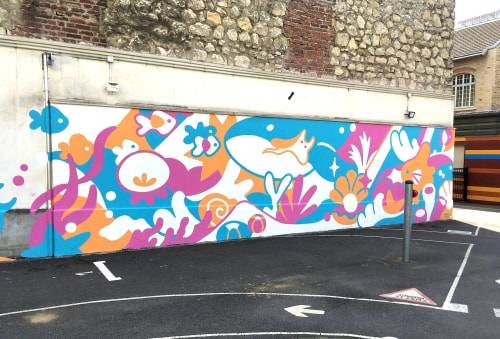 Mural coloré sur un mur blanc représentant une scène sous-marine stylisée avec une baleine, des poissons et des motifs abstraits aux tons orange, rose et bleu, situé sur un parking.