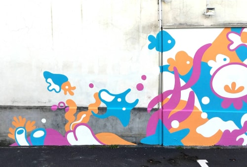 Une fresque murale colorée représentant des motifs abstraits évoquant la vie marine, avec des poissons et des algues stylisés dans des tons orange, bleu, rose et blanc sur un mur extérieur en béton.