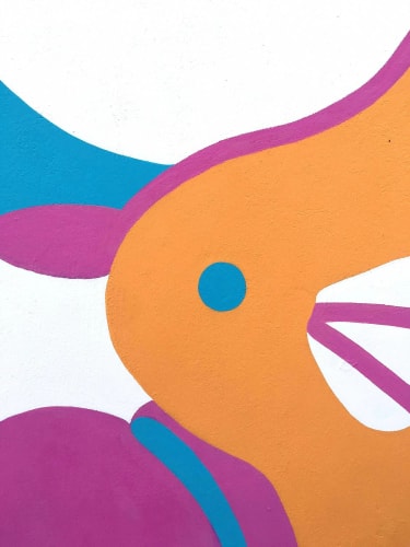 Motif abstrait aux formes courbes et colorées en orange, violet et bleu sur fond blanc.