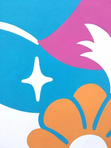 Illustration abstraite aux couleurs vives comprenant une fleur orange, une forme rose, des zones bleu ciel et une étoile blanche, le tout sur un fond blanc.