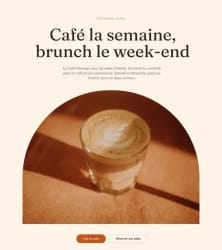 Affiche présentant un café latte dans un verre, photographié sur une table ensoleillée, avec le texte « Café la semaine, brunch le week-end ».