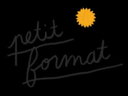 Inscription décorative sombre « Au soleil couchant », accompagnée d’un soleil jaune orangé sur fond noir.