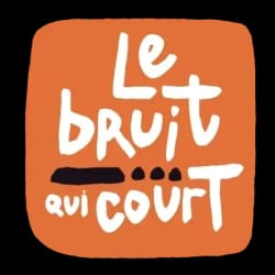 Affiche orange avec l’inscription manuscrite blanche « Le bruit qui court », encadrée de petits points noirs.