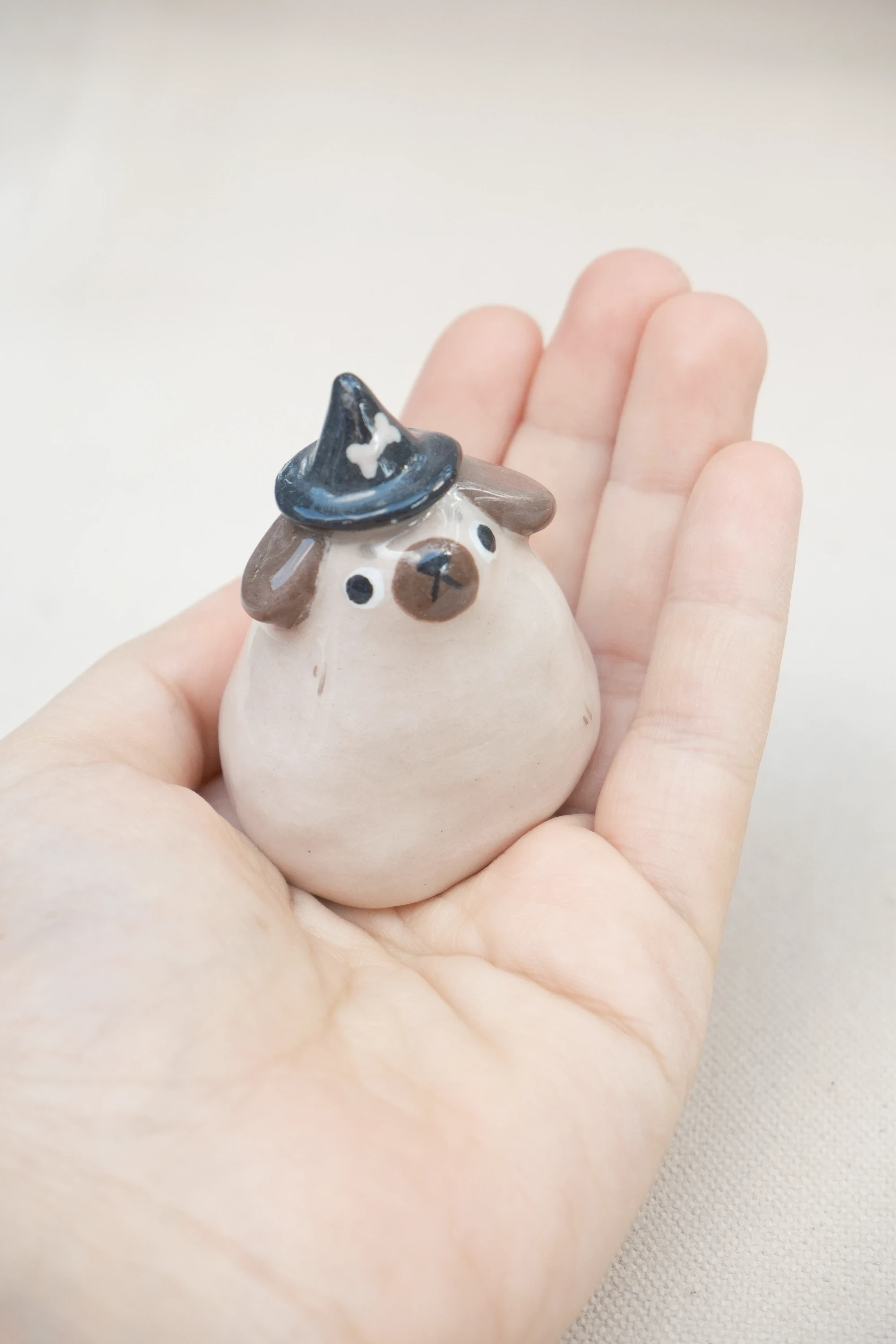 Figurine pug halloween