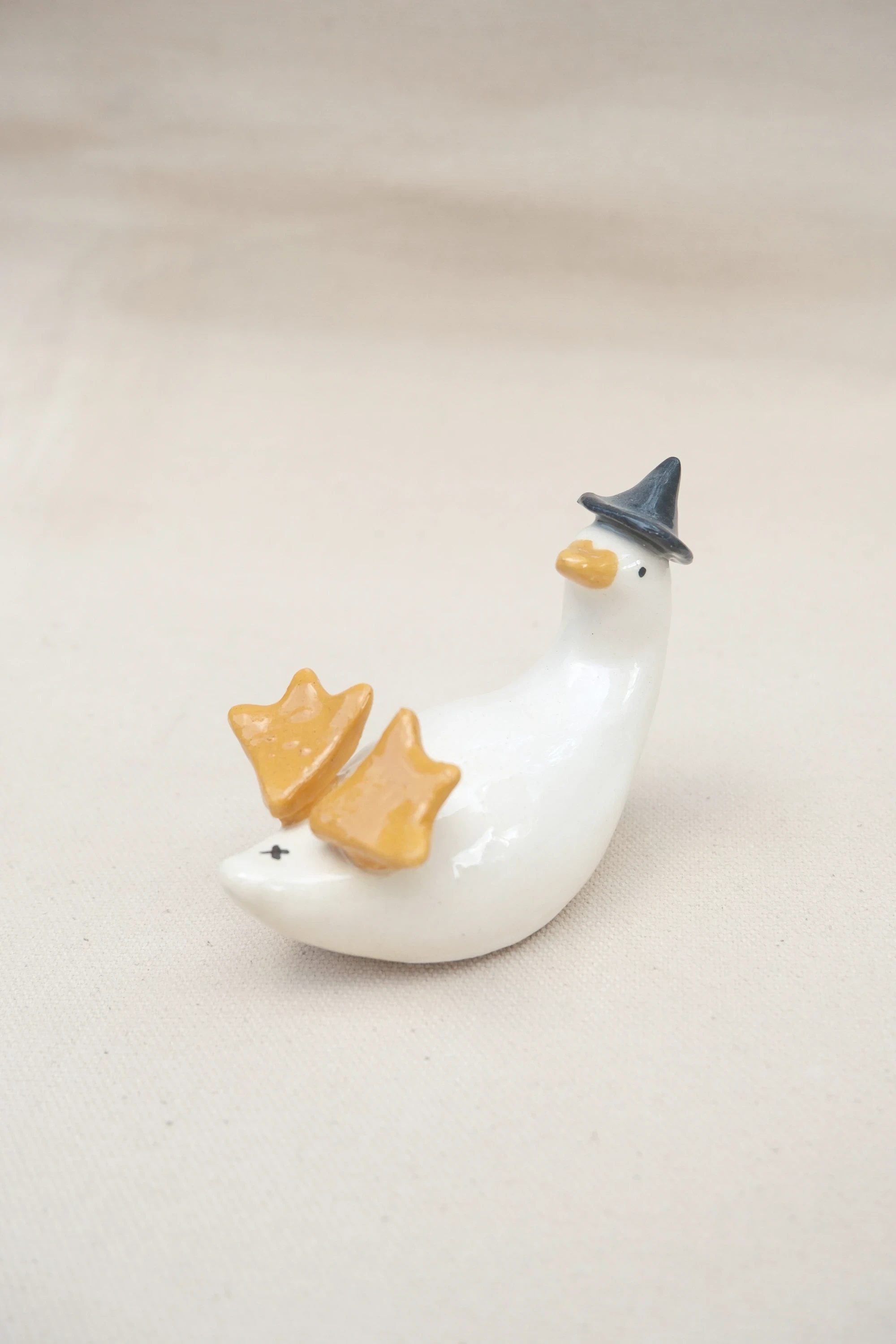 Canard sur le dos chapeau sorcier