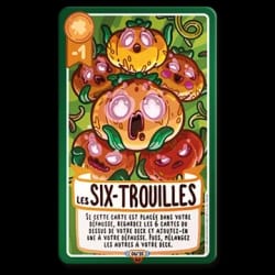 Carte de jeu violette nommée « Trois de dés » illustrant un personnage levant trois dés magiques. Texte : « Changez la valeur d’un dé d’un adversaire en 3 ». Icône de jeton -1 en haut à gauche.