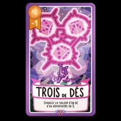 Carte de jeu violette nommée « Trois de dés » illustrant un personnage levant trois dés magiques. Texte : « Changez la valeur d’un dé d’un adversaire en 3 ». Icône de jeton -1 en haut à gauche.