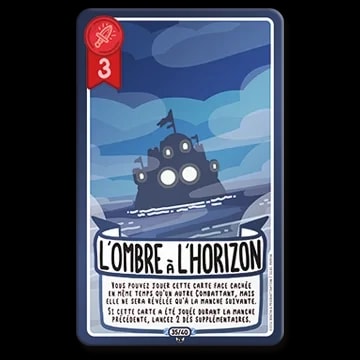 Carte de jeu nommée L'Ombre à l'horizon, illustrée par une silhouette de navire sombre sur une mer brumeuse, avec une valeur de 3 en attaque et un texte décrivant une capacité spéciale de combat.