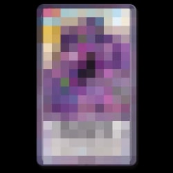 Une carte à jouer rectangulaire fortement pixelisée avec des tons dominants de violet et de rose, encadrée par une bordure sombre, sur un fond noir.