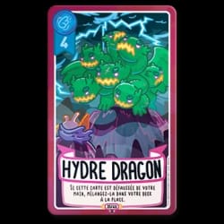 Carte de jeu nommée L'Ombre à l'horizon, illustrée par une silhouette de navire sombre sur une mer brumeuse, avec une valeur de 3 en attaque et un texte décrivant une capacité spéciale de combat.