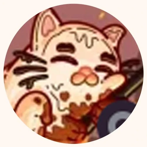 Un dessin animé circulaire représentant un petit chat beige et brun au visage joyeux, aux yeux fermés, avec des détails semblables à des taches de chocolat ou des marques sombres sur son pelage.