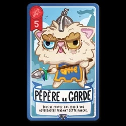 Carte de jeu illustrant un chat guerrier nommé Pépère le Garde, portant un casque et une lance, avec une valeur d'attaque de 5 et un texte indiquant une restriction sur le ciblage des adversaires.