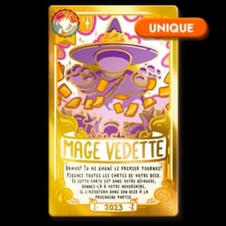 Carte dorée "Mage Vedette" pour un jeu de cartes, illustrée d'un magicien mystérieux entouré de cartes magiques. Le texte explique sa règle spéciale pour le gagnant du premier tournoi. Édition 2023.
