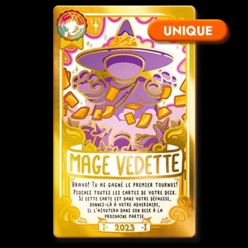 Carte dorée "Mage Vedette" pour un jeu de cartes, illustrée d'un magicien mystérieux entouré de cartes magiques. Le texte explique sa règle spéciale pour le gagnant du premier tournoi. Édition 2023.